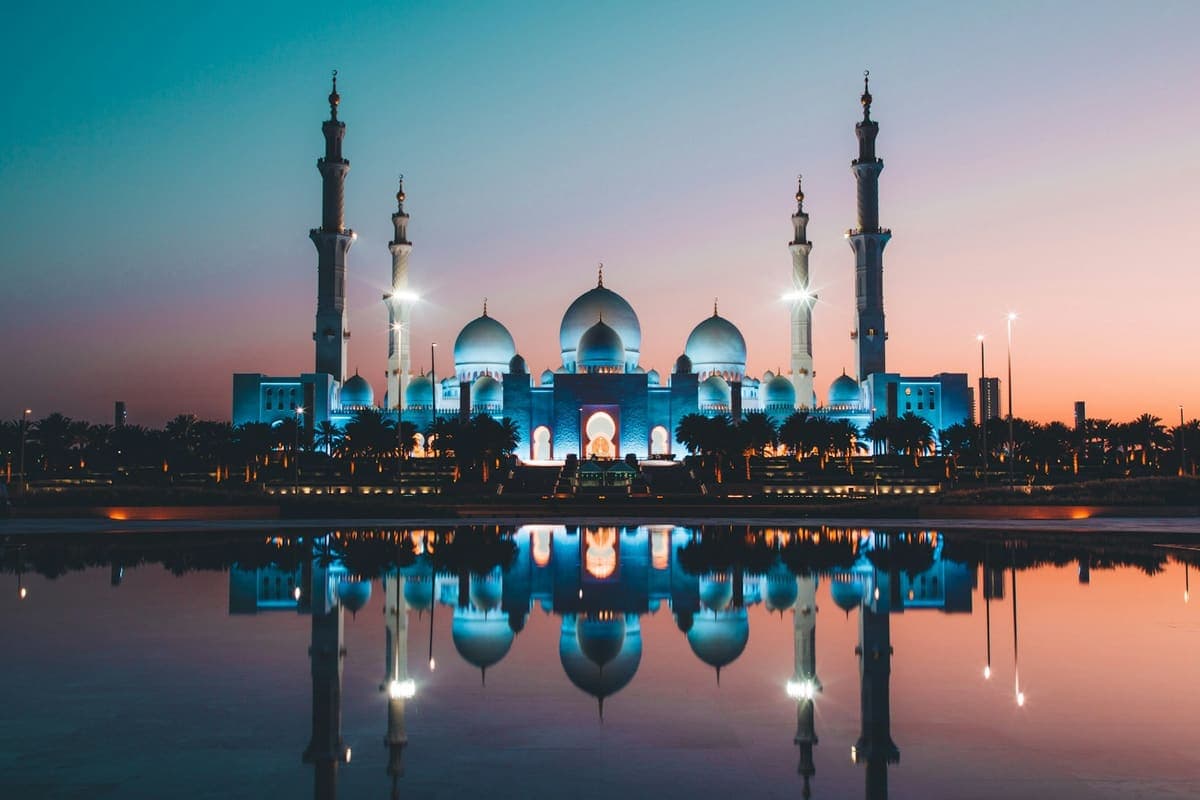 Abu Dhabi landmark on a city discovery circuit